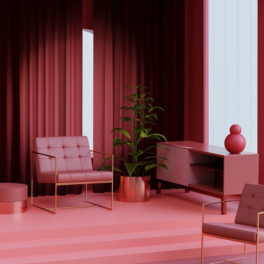 Intérieur moderne avec fauteuils, plante verte et meubles aux teintes roses et dorées.