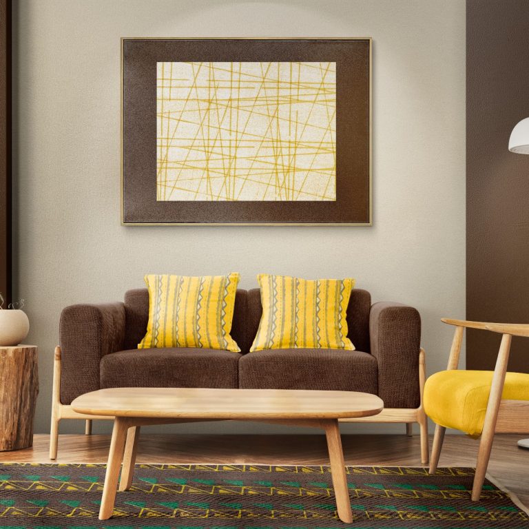 Illustration Home Staging - Intësia Design Nantes Salon moderne avec canapé marron, coussins jaunes, tableau abstrait et meuble en bois.