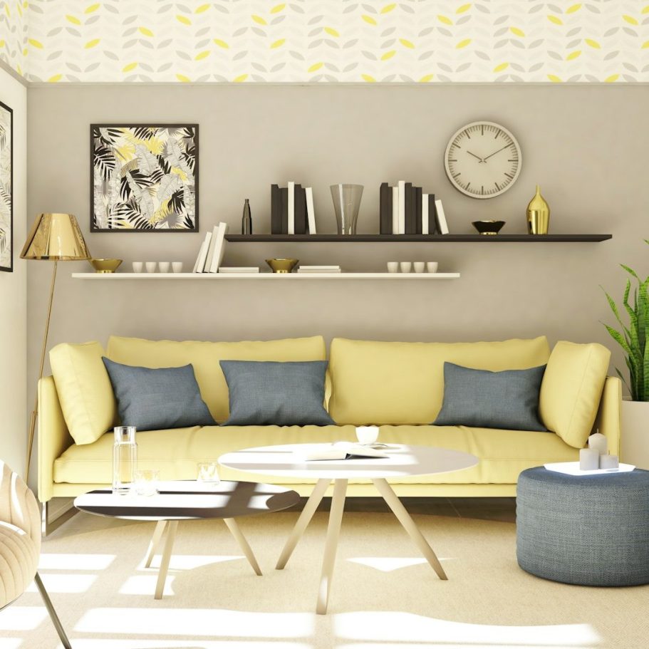 Intérieur lumineux avec un canapé jaune, des coussins bleus et une décoration moderne.