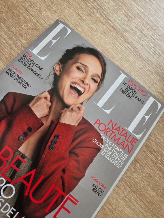 Couverture magazine ELLE - Septembre 2025 Couverture du magazine ELLE avec Natalie Portman souriante en veste rouge.