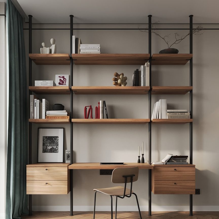 Espace de travail minimaliste avec étagères en bois et bureau moderne.