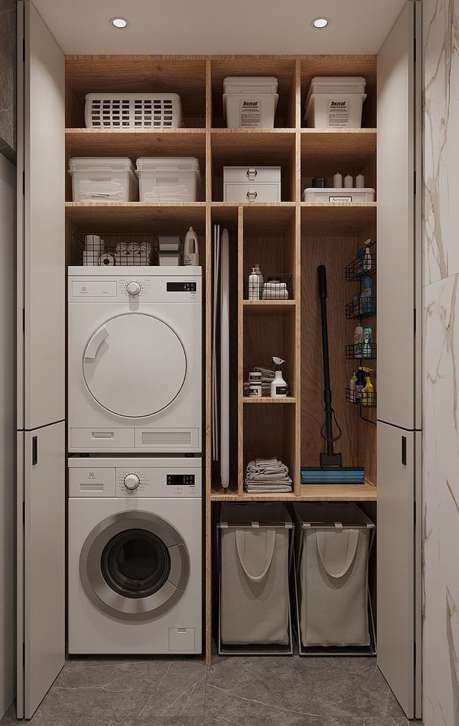 Buanderie moderne avec lave-linge, étagères et paniers de rangement.