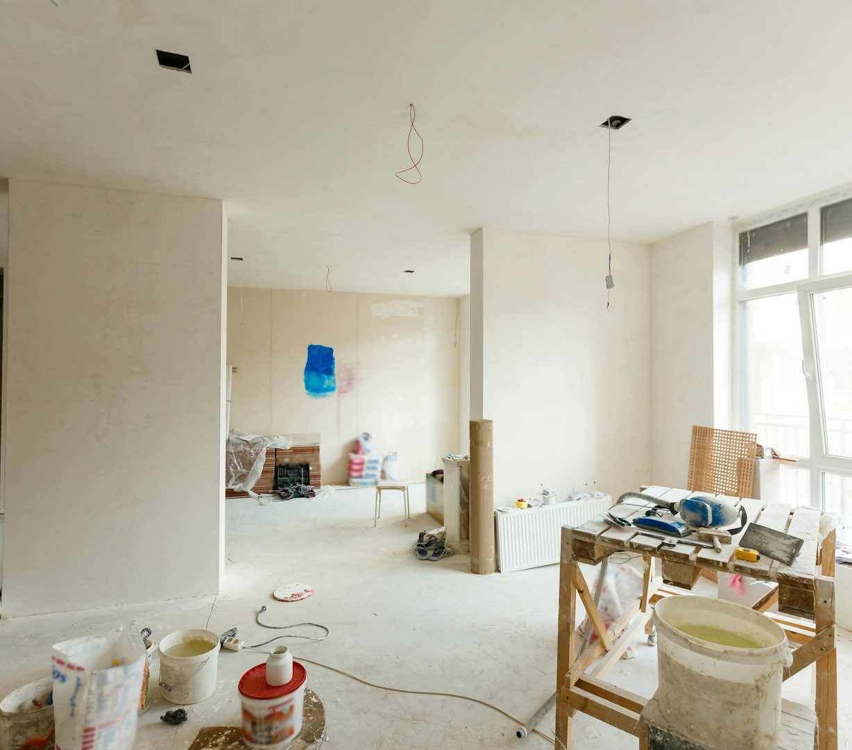 Intérieur d'une pièce en cours de rénovation avec des outils et du matériel de construction.