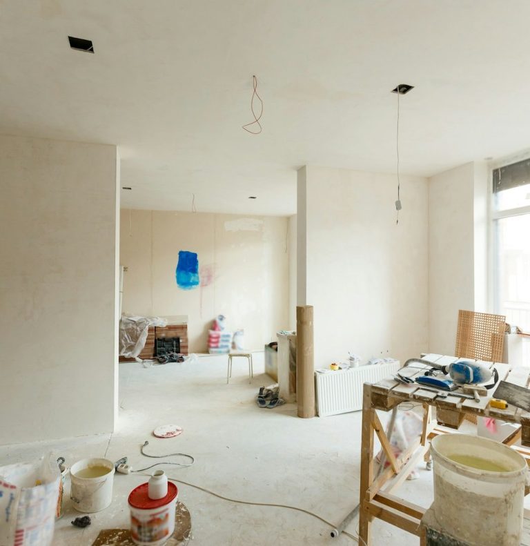 Visuel chantier rénovation - Intësia Design Vertou Pièce en cours de rénovation, avec des outils et des matériaux de construction dispersés.