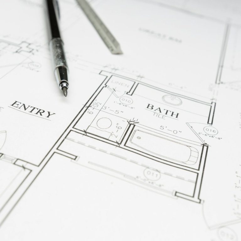 Plan d'architecte représentant un agencement intérieur avec entrée et salle de bains.