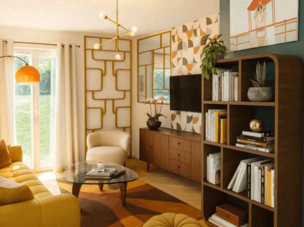 Aménagement espace salon esprit années 60 - Projet Intësia Design Intérieur moderne avec canapé jaune, meuble en bois, décoration artistique et fenêtre lumineuse.