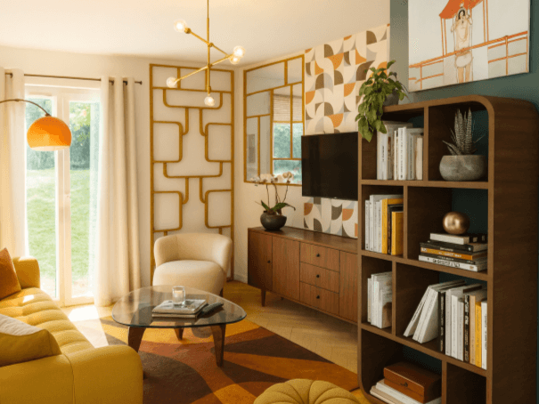 Salon lumineux avec canapé jaune, étagère en bois, et décor mural coloré.